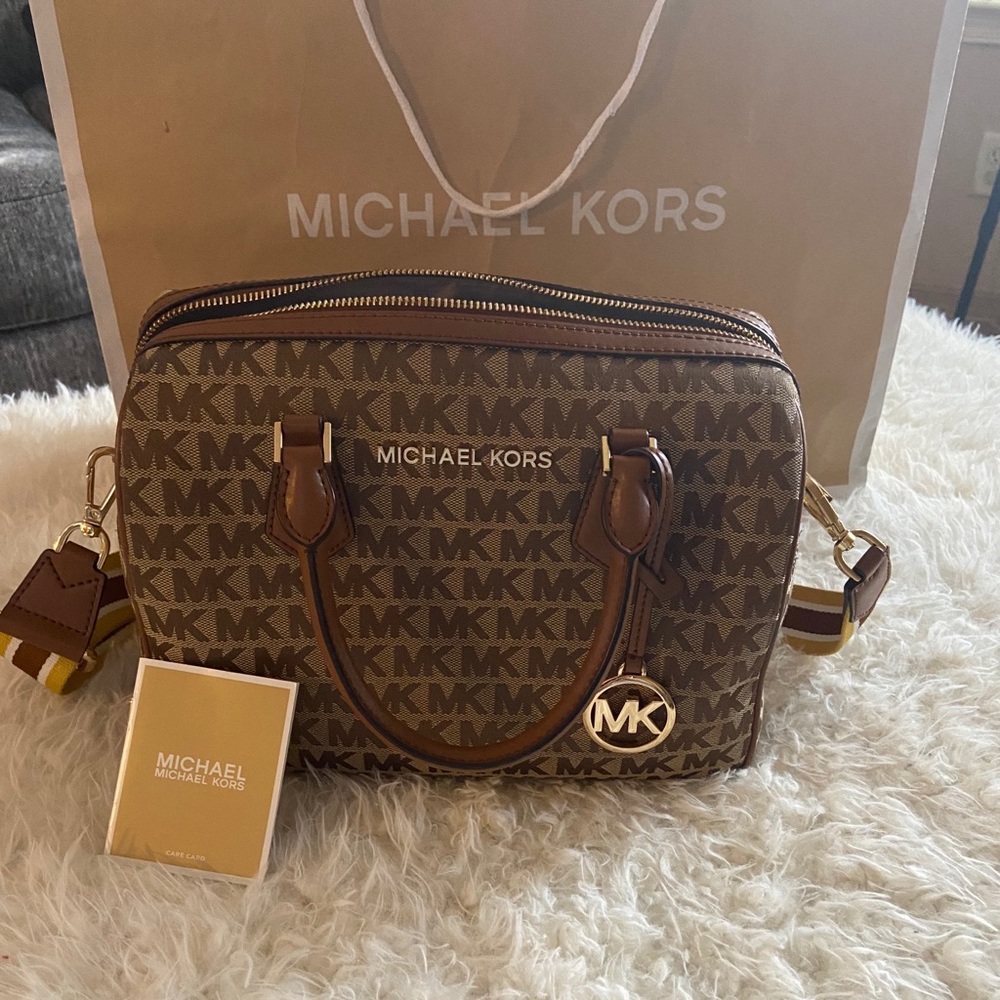Hermosa bolsa Michael Kors